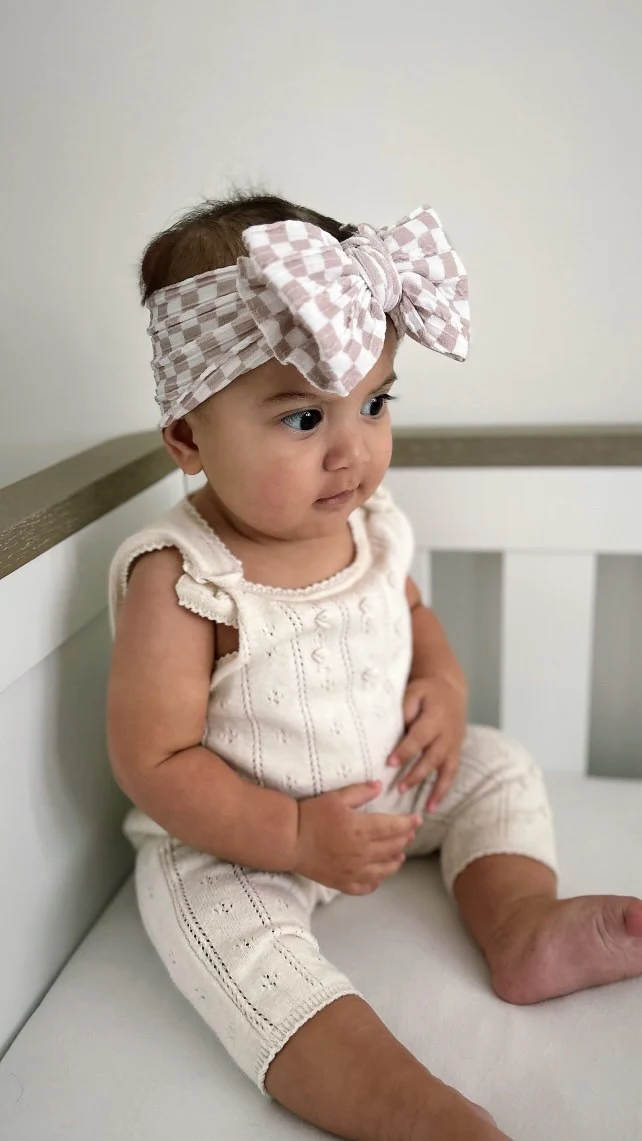 Neutral Checkered Pattern Larger Bow Cable Knit Headband - Image 2