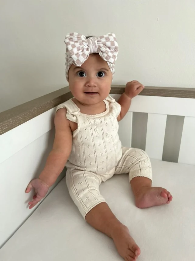 Neutral Checkered Pattern Larger Bow Cable Knit Headband - Image 3